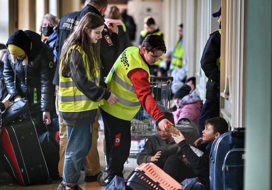 870 Volunteer help the refugee in Przemyśl Główny train station 20220228 1