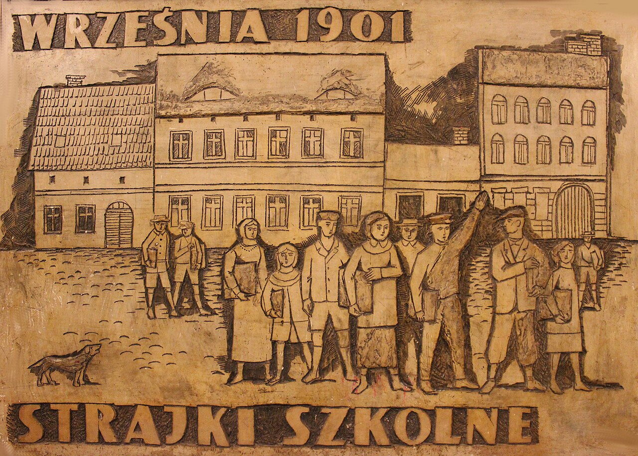Strajk dzieci wrzesińskich płaskorzeźba w Zamku Cesarskim w Poznaniu