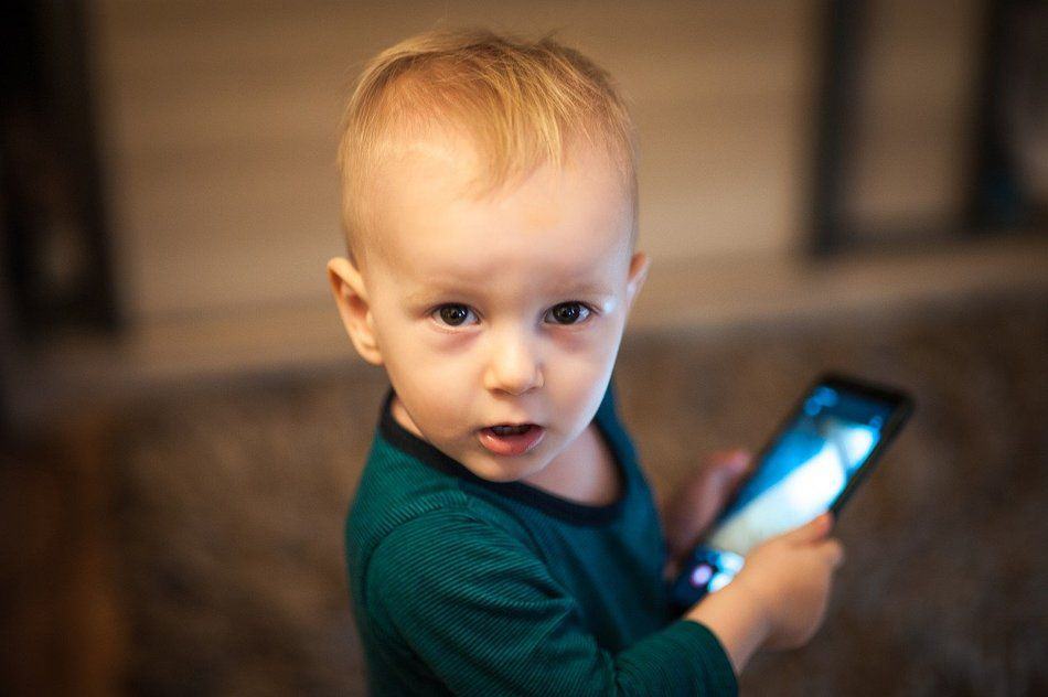 Nauczyć dzieci przeciwstawiania się smartfonowemu wykluczeniu – rodzicom radzi psycholog Bogna Białecka
